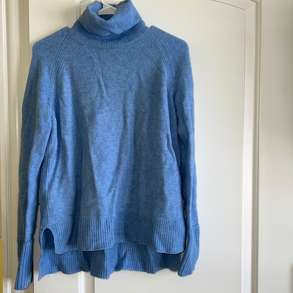 J crew sweater 💙